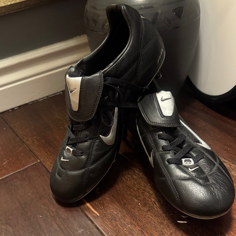 Nike Black and Silver Men's Athletic Shoes